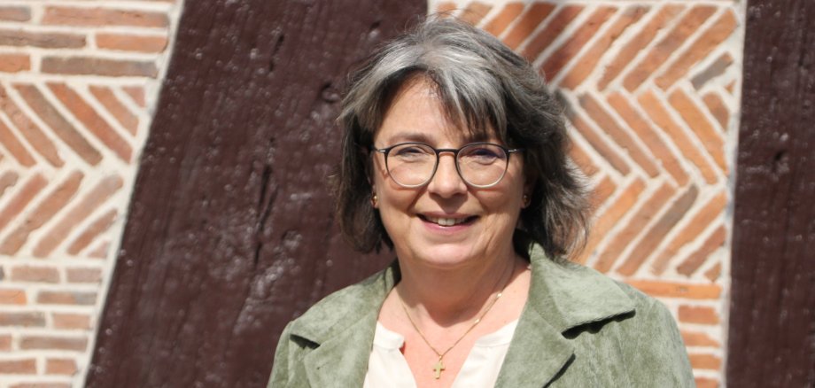 Die Bürgermeisterin vor dem historischen Rathaus in Frankenberg